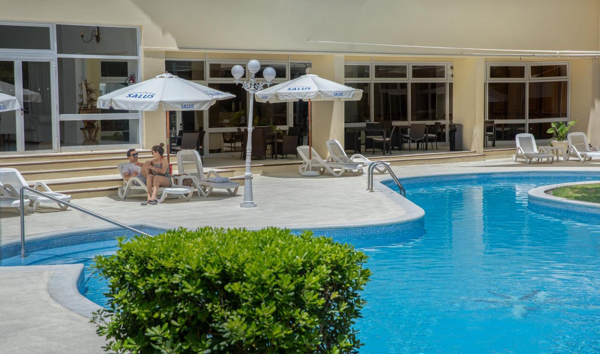 Parque Hotel Jean Clevers Punta del Este Exteriér fotografie The pool at the hotel