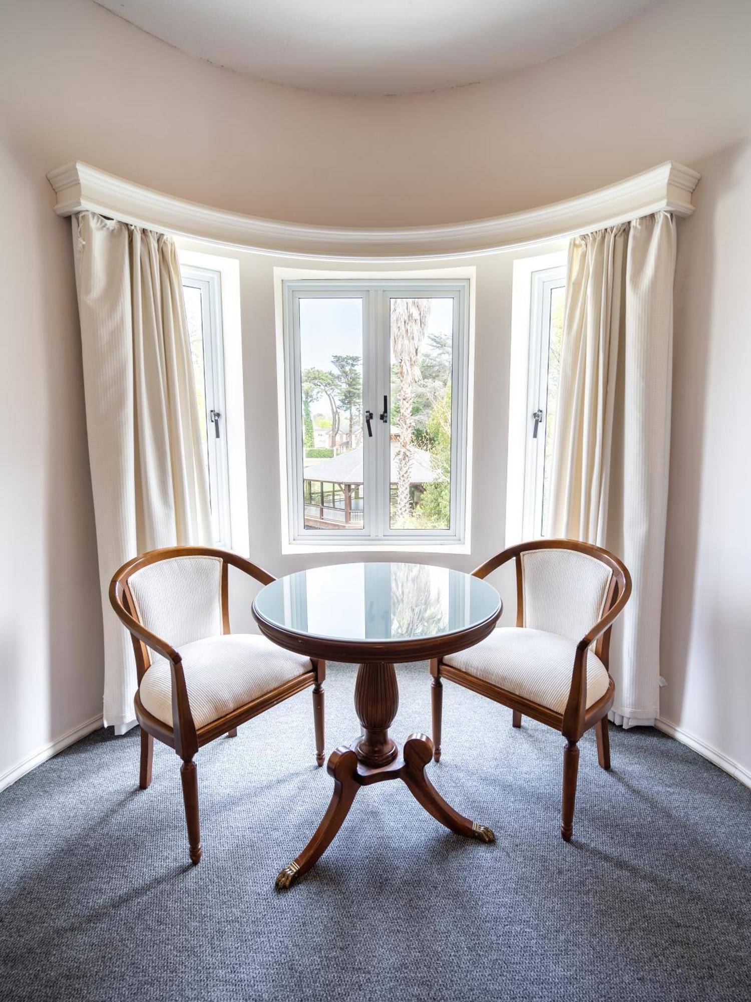 Parque Hotel Jean Clevers Punta del Este Exteriér fotografie A window seat with a table and two chairs