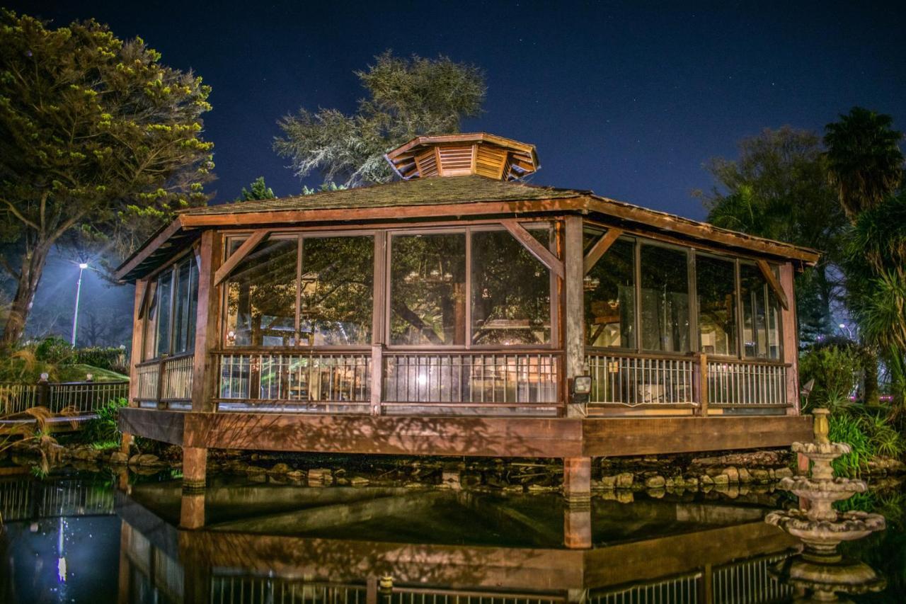 Parque Hotel Jean Clevers Punta del Este Exteriér fotografie The gazebo at the center of the pond